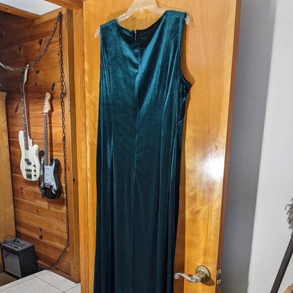 BEAUTIFUL BEADED NECKLINE EMERALD GREEN VELVET GOWN - Picture 6 of 8